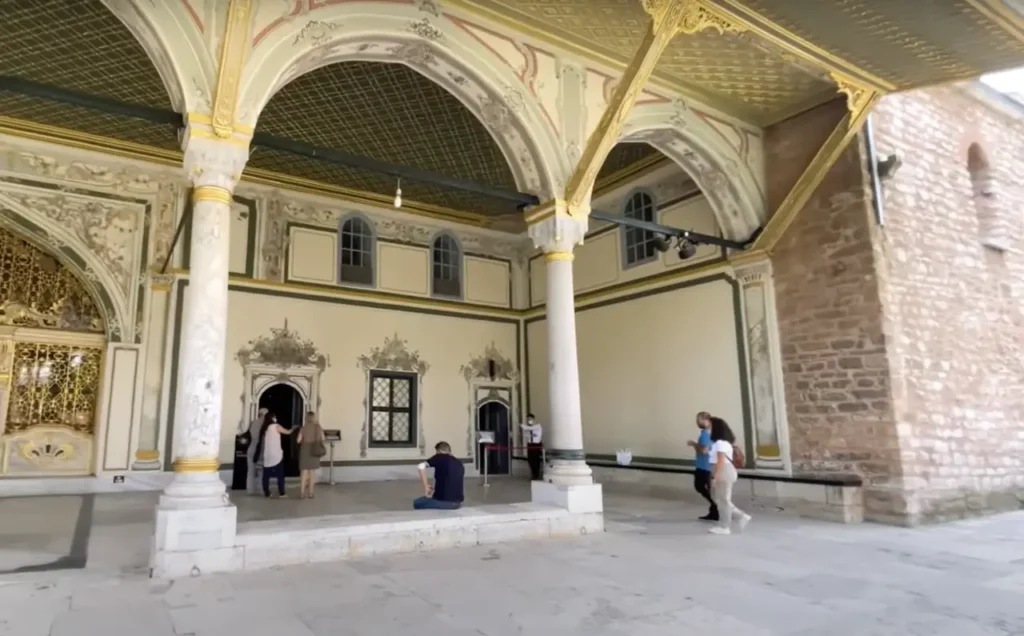 Ornate columns in Topkapi Palace, showcasing the elegance of Ottoman design.