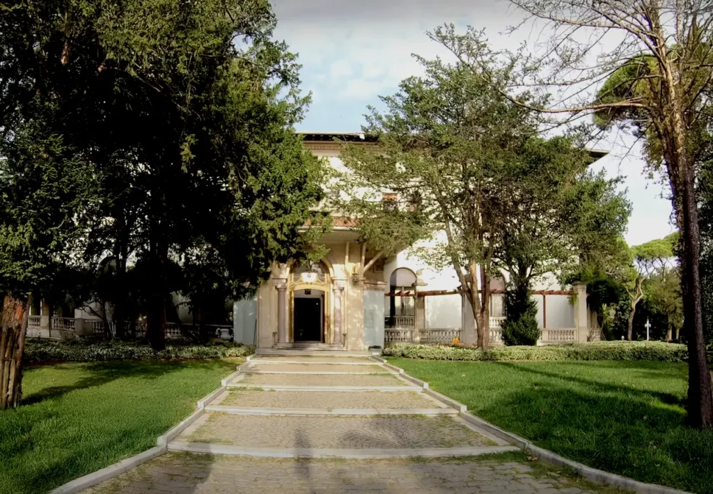 Well-manicured front garden of Hidiv Palace.