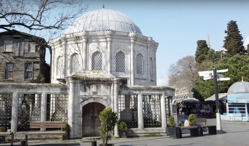 İzlenen Yer, a popular spot for photography and art installations in Istanbul.