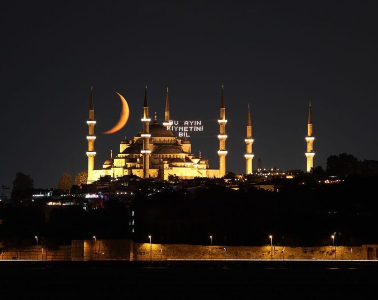 Discover the key dates and events for Ramadan 2025 in Istanbul. Plan your visit to experience the spiritual ambiance and festive atmosphere during this holy month.