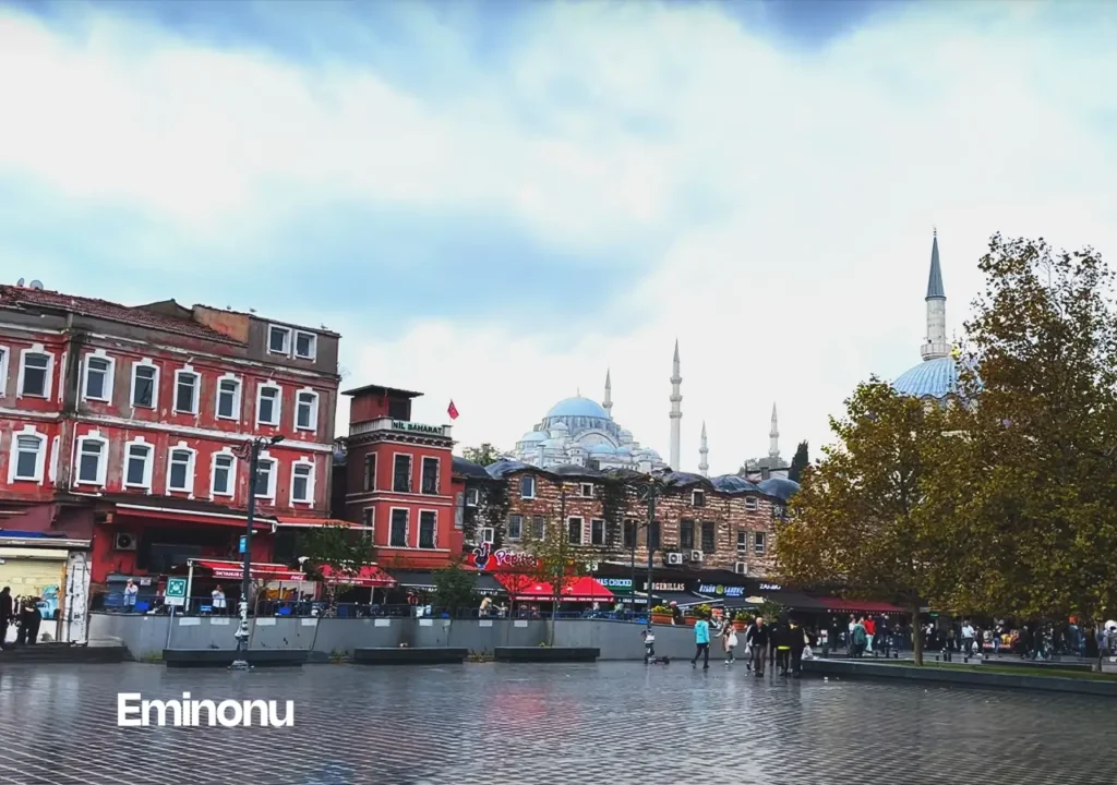 Traditional houses and architectural styles in the Eminönü district of Istanbul.