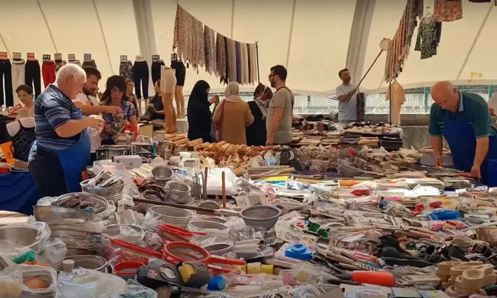 Household items for sale at Kadıköy Hasanpaşa Pazarı, including kitchenware and home essentials.