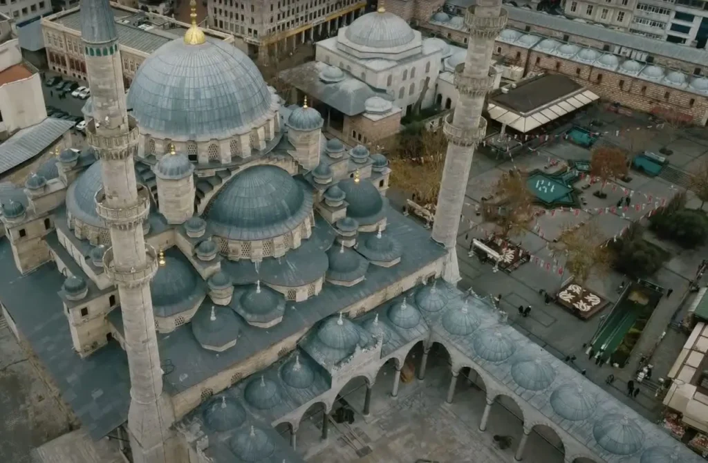 Aerial view of the Yeni Mosque in Istanbul, showcasing its domes, minarets, and the surrounding area.