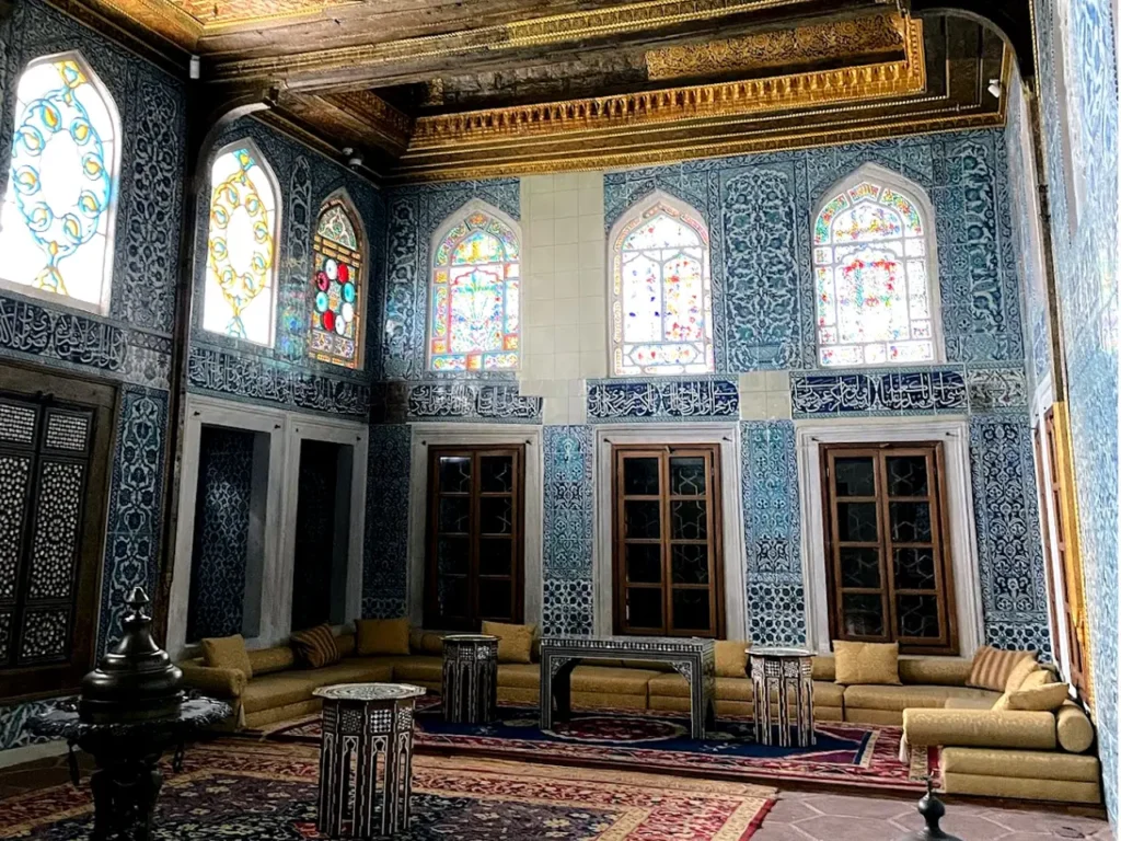 The interior of Hünkâr Kasrı, featuring beautifully designed İznik tiles.