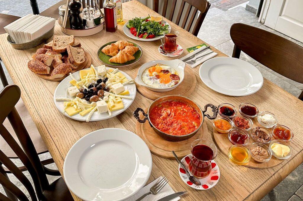 Forno Balat: Turkish breakfast in Balat