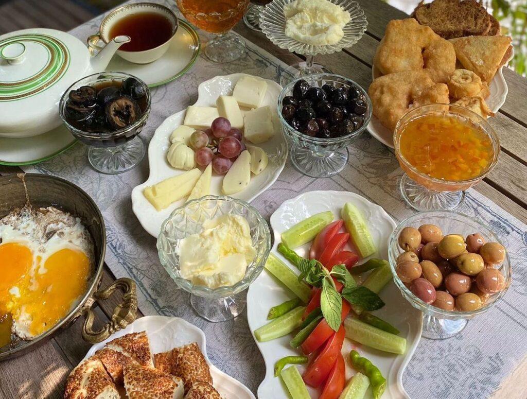 Perispri: Turkish breakfast in Balat