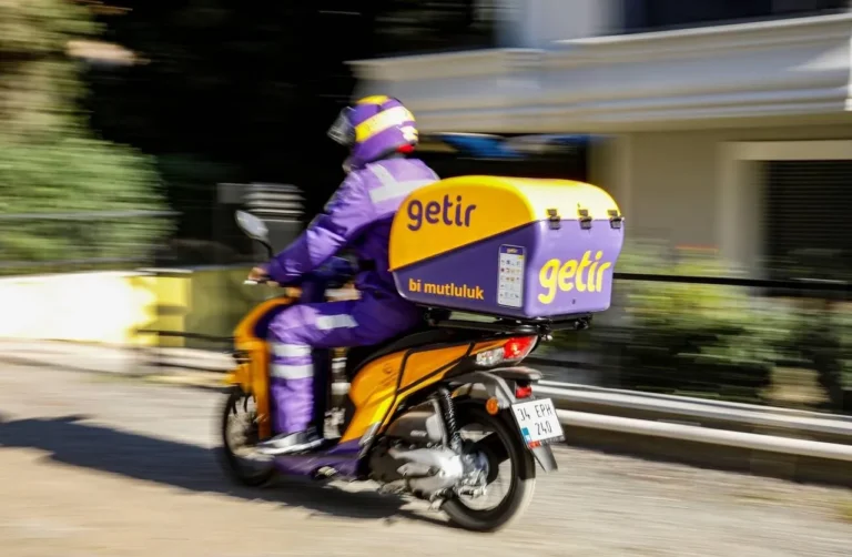 A Getir moto courier in action, showcasing the rapid delivery service that brings groceries and essentials to your door in minutes across Turkey.