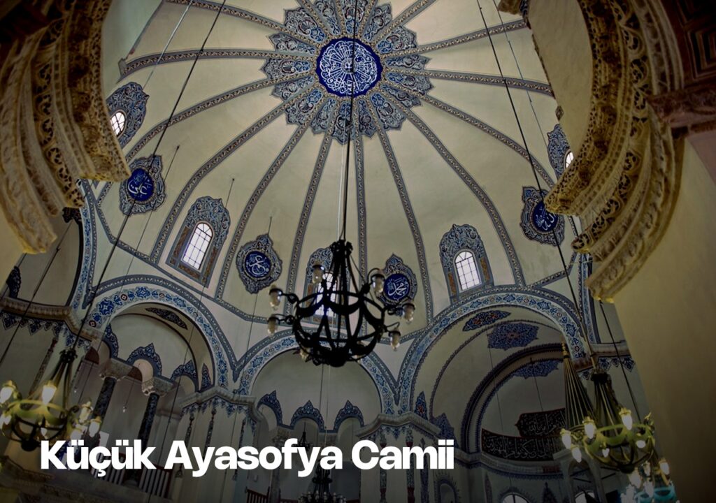 The interior of Küçük Ayasofya Camii in Istanbul, with its dome and Byzantine-style arches.