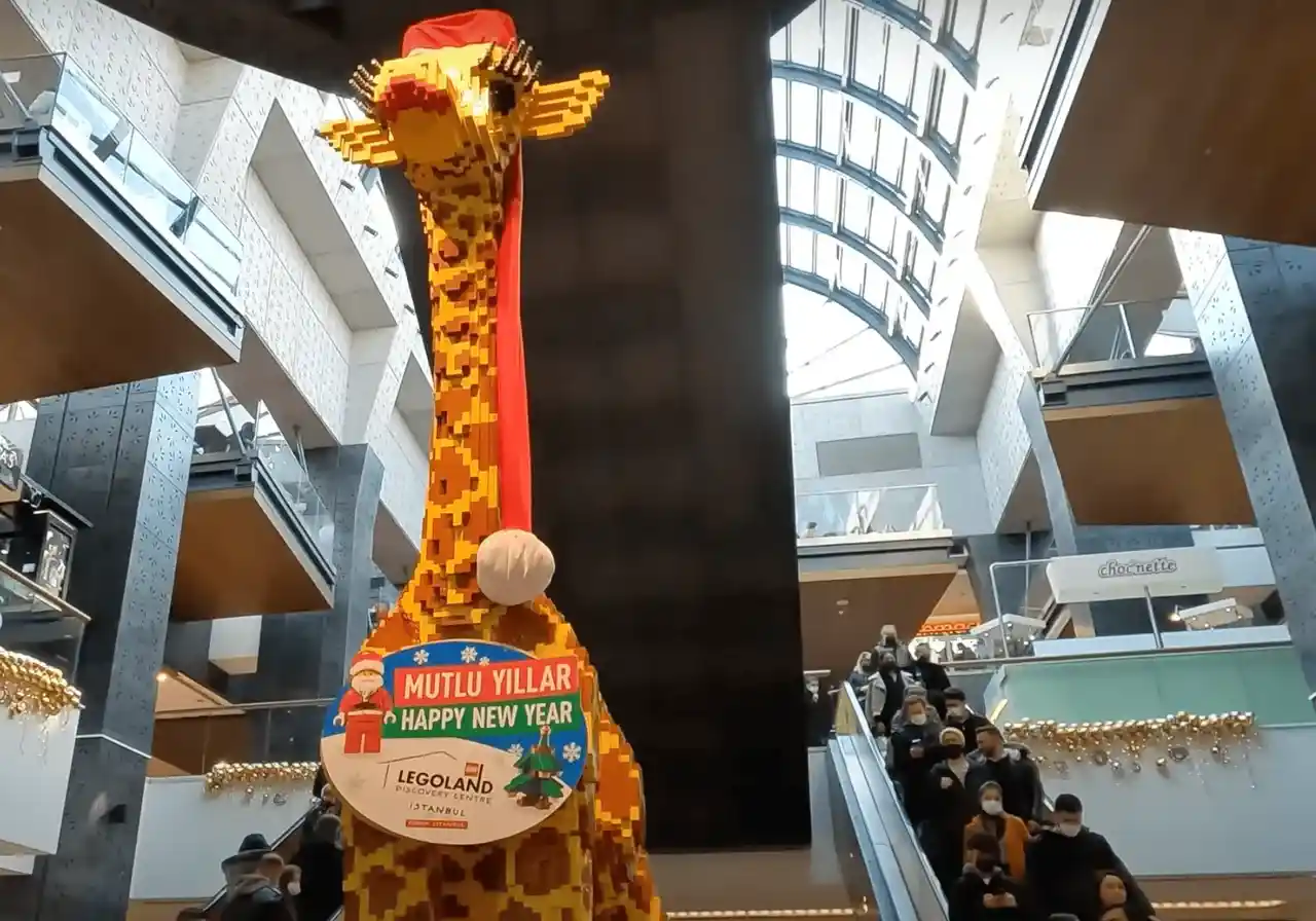 Discover the detailed giraffe figure at the entrance LEGOLAND® Discovery Centre in Istanbul.